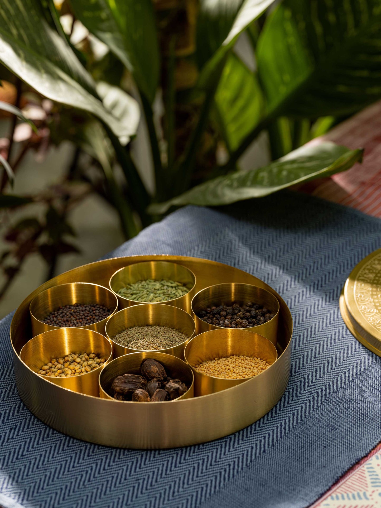 Ta'attur - Brass spice box