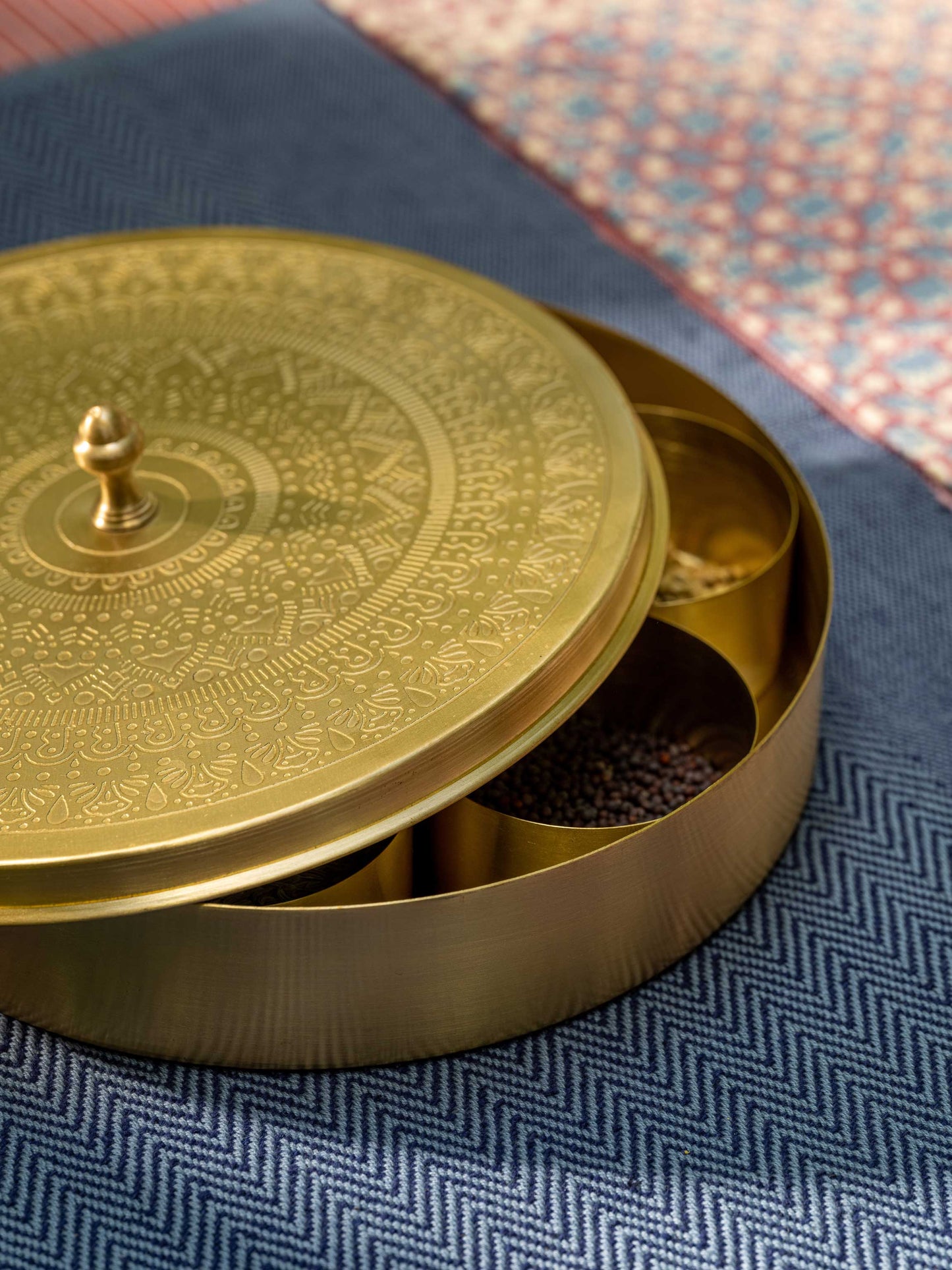 Ta'attur - Brass spice box