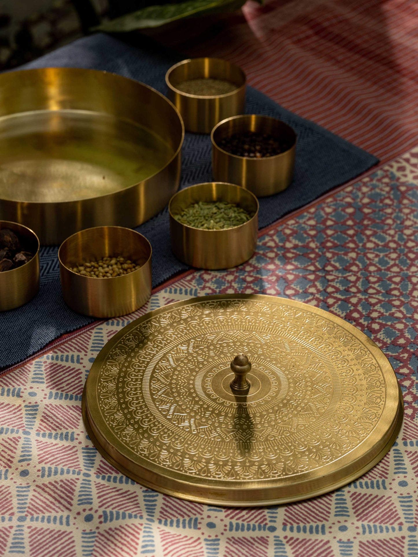 Ta'attur - Brass spice box