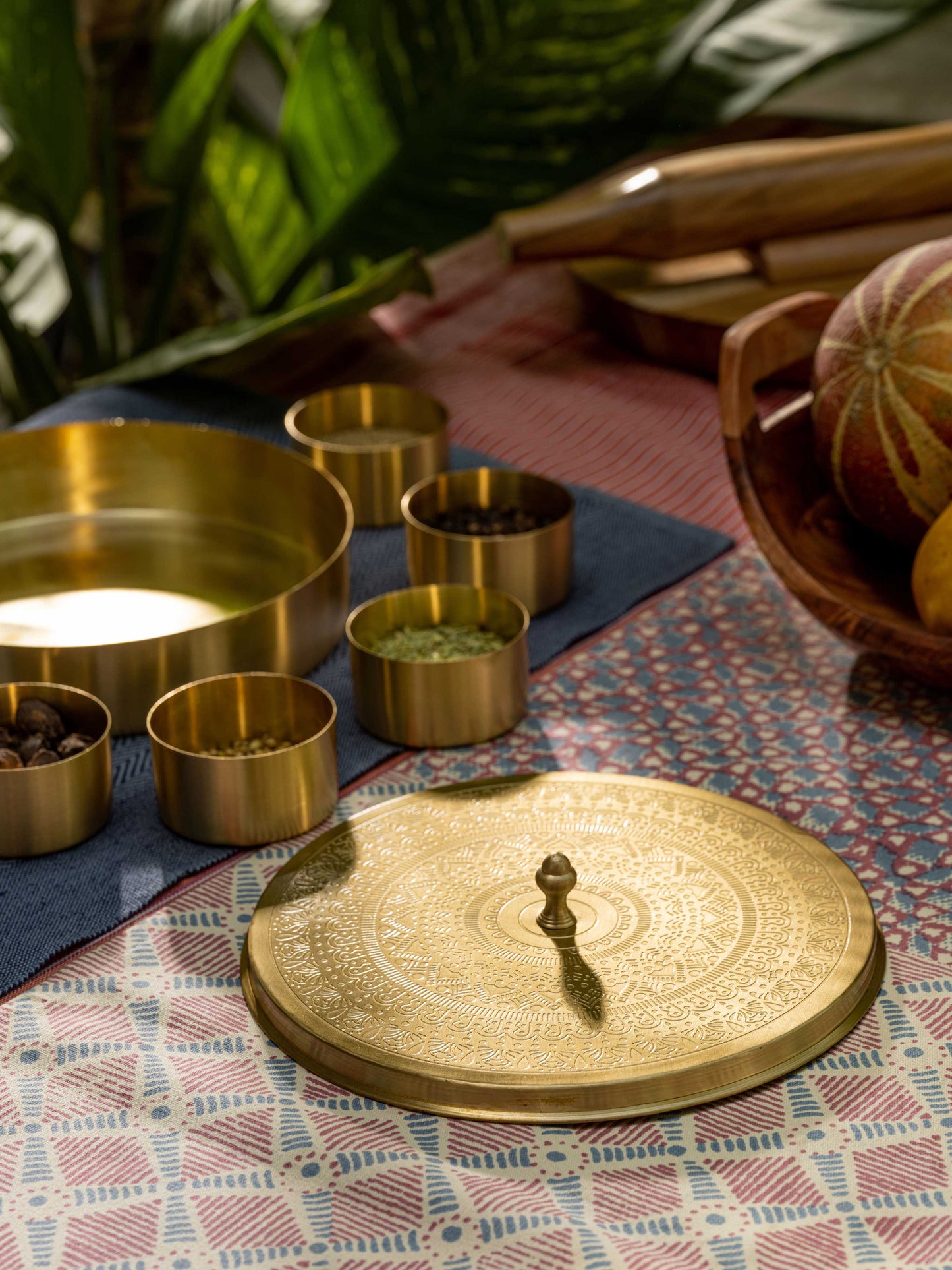 Ta'attur - Brass spice box