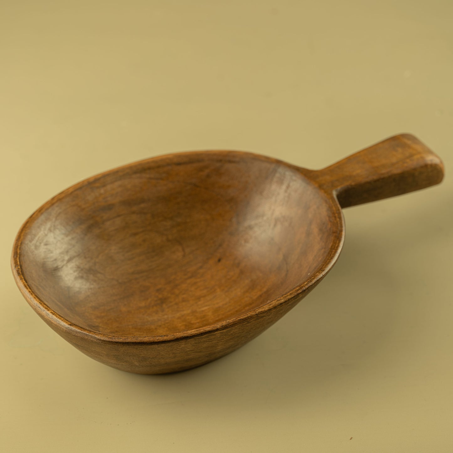 Kaavia- Wooden bowl with handle