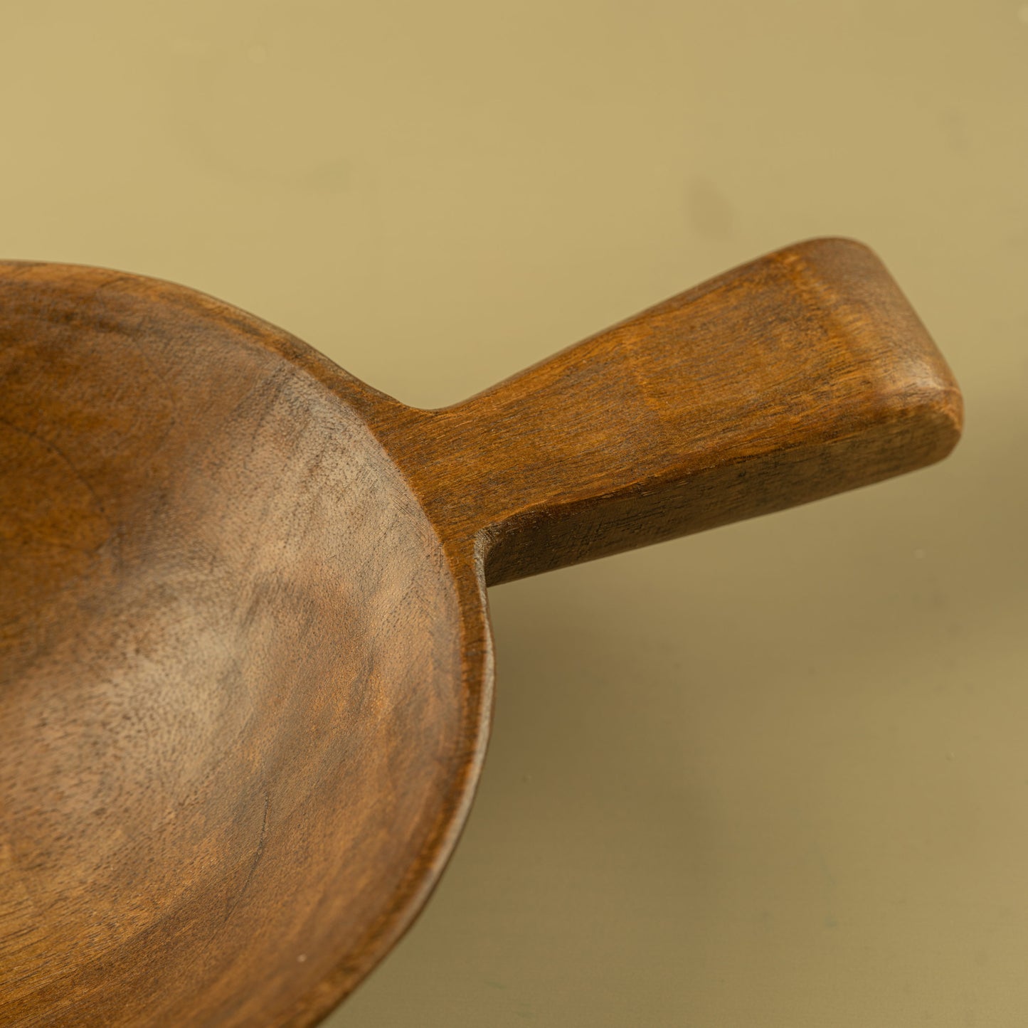 Kaavia- Wooden bowl with handle