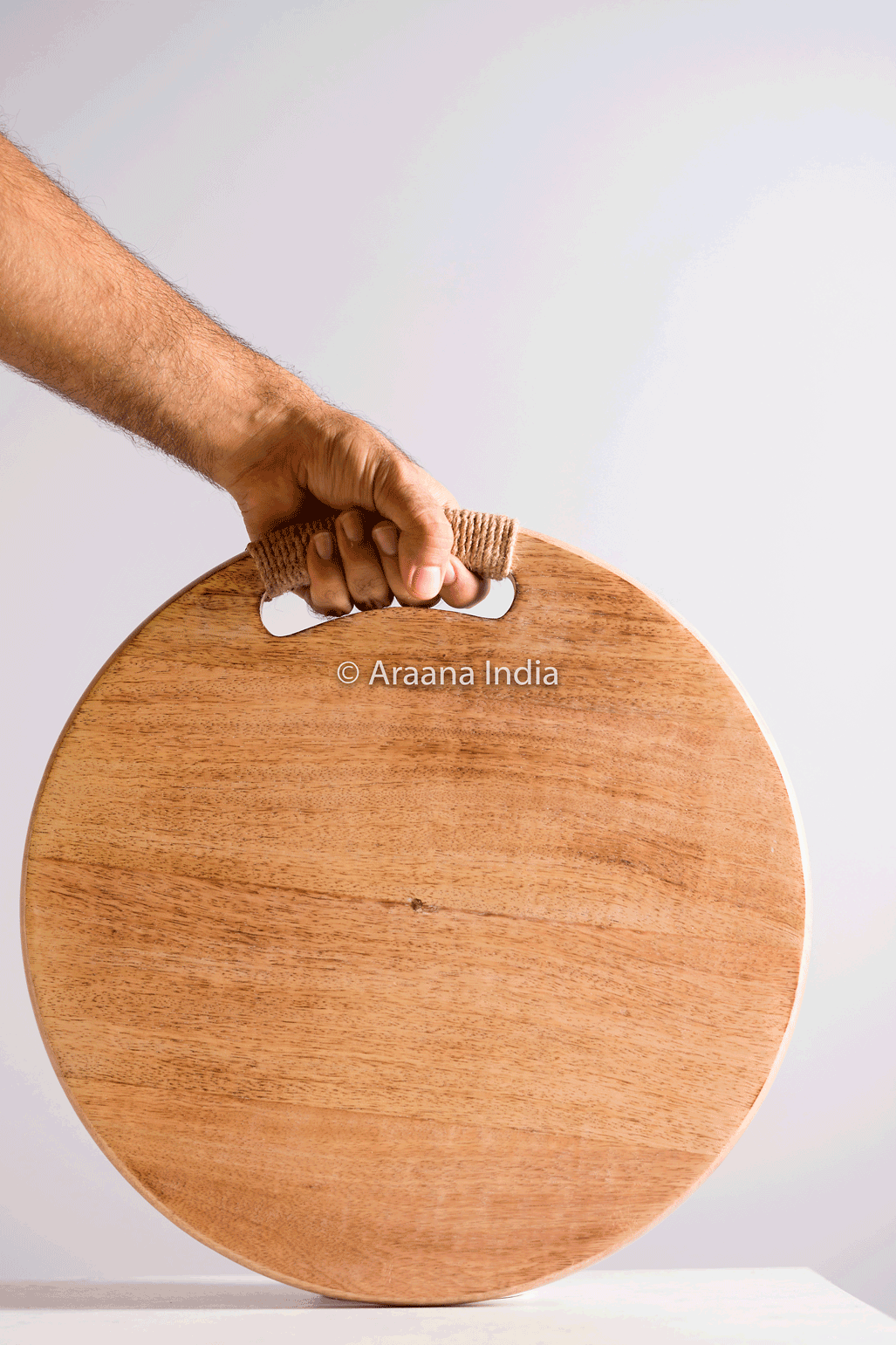 Vyaas - Round platter/chopping board with rope detailing