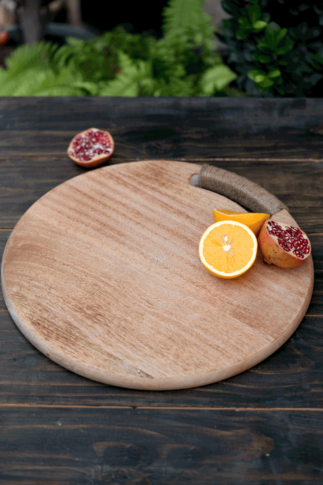 Vyaas - Round platter/chopping board with rope detailing